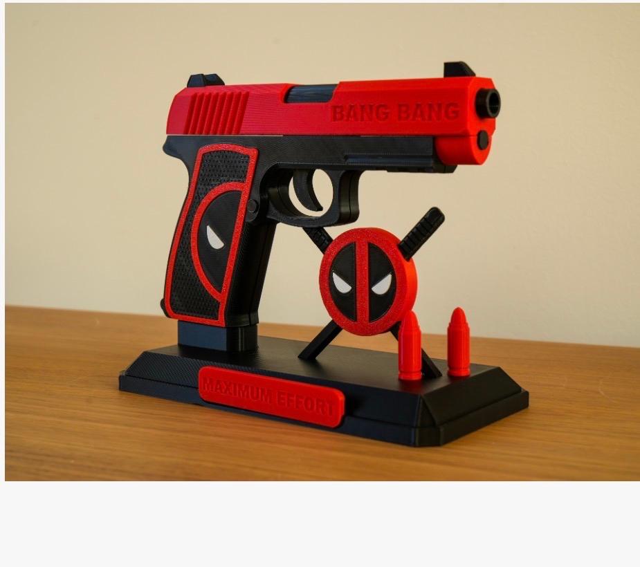 Deadpool Pistool met Display Stand - 3D Geprint, Film en tv, Handgemaakt, Nieuw, Meerkleurig
