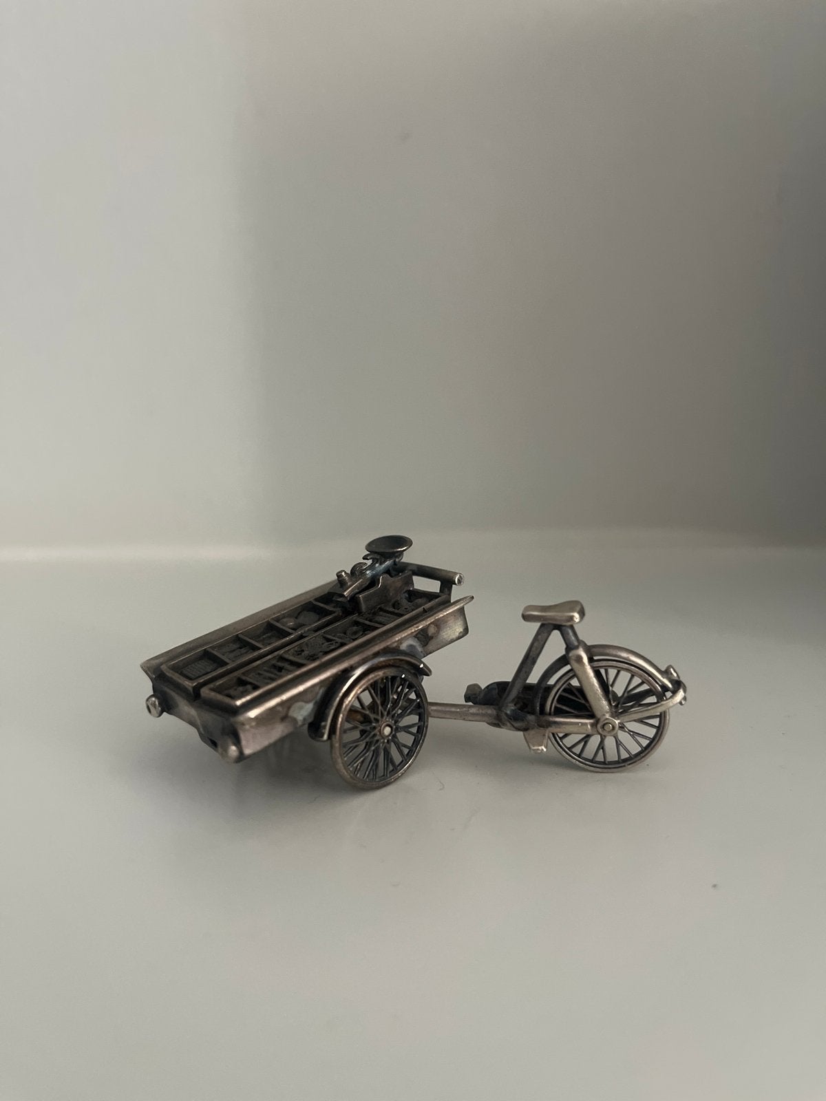 Antieke zilveren miniatuur bakfiets met kratten, Ophalen of Verzenden, Gebruikt
