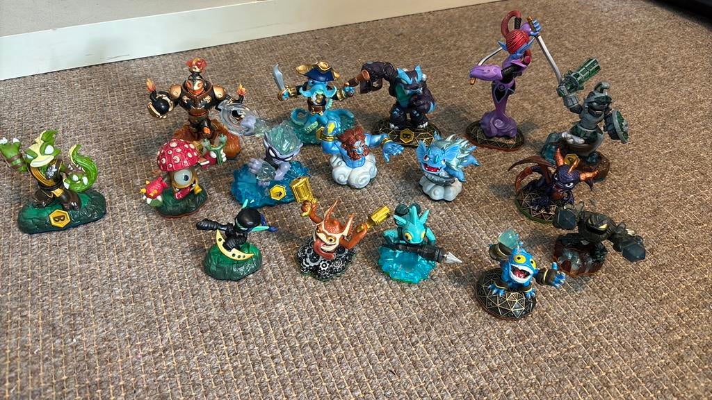 16 Skylanders figuren & 1 Portal of Power in 1 koop, 2 spelers, Zo goed als nieuw, Vanaf 7 jaar, Ophalen