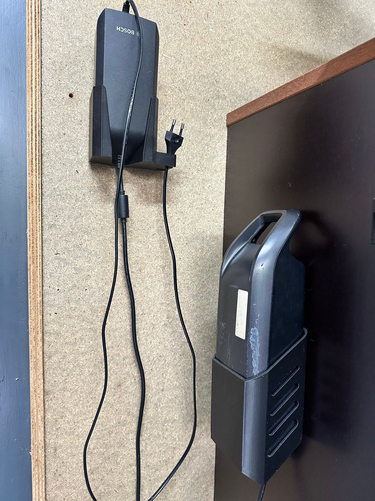Wandhouders voor Bosch e-bike oplader en PowerPack, Fietsen en Brommers, Fietsaccessoires | Fietsaccu's, Zo goed als nieuw