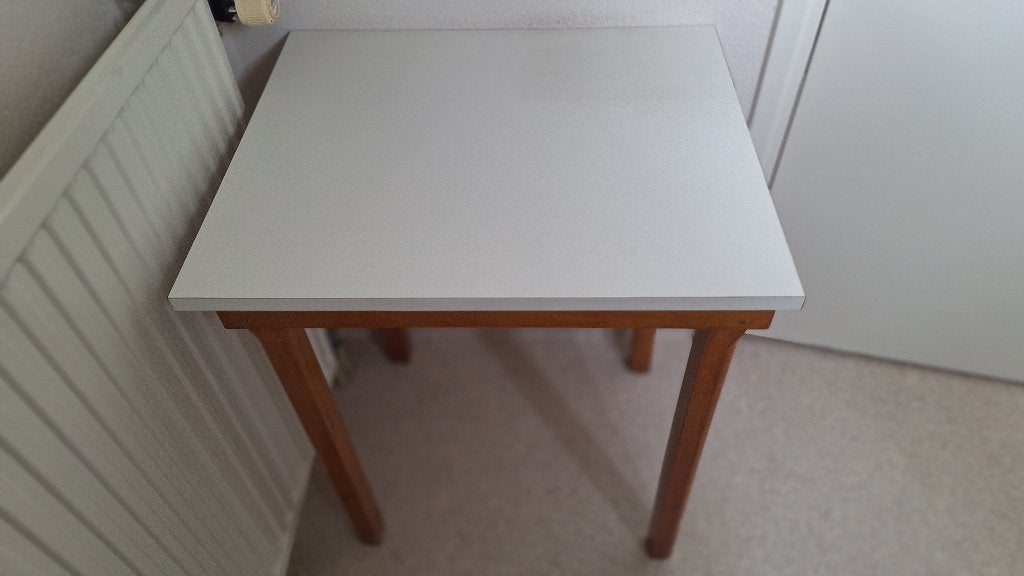 Houten bijzettafel met wit blad, Huis en Inrichting, Tafels | Salontafels, Ophalen, Minder dan 50 cm, Gebruikt, Vierkant