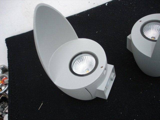 Twee design grijs gepoedercoat LED buiten/ binnen wandlamp, Huis en Inrichting, Grijs, Ophalen of Verzenden, Zo goed als nieuw
