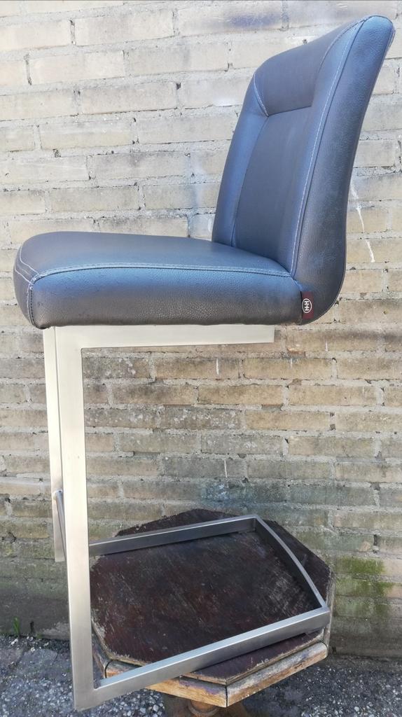 H & H Design stoel. Leer/verchroomd. 97 cm., Huis en Inrichting, Stoelen, Zo goed als nieuw, Eén, Leer, Metaal, Zwart, Ophalen