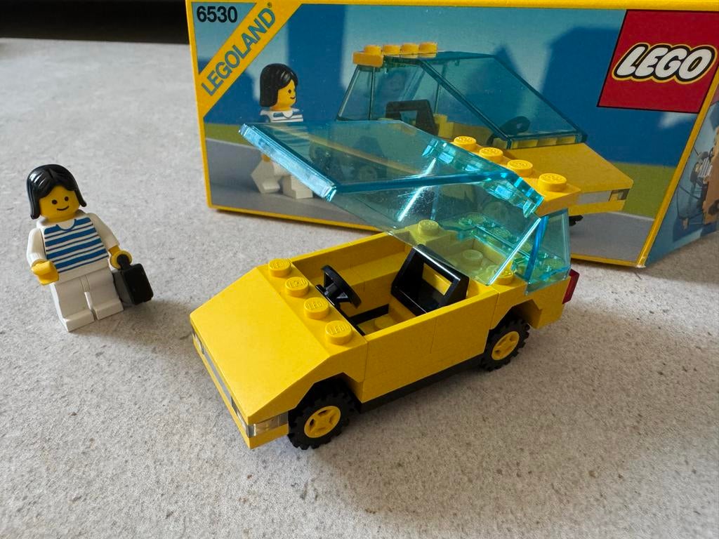 Lego Legoland 6530: Gele Auto met Minifiguur en Koffer, Lego, Ophalen of Verzenden, Zo goed als nieuw, Compleet
