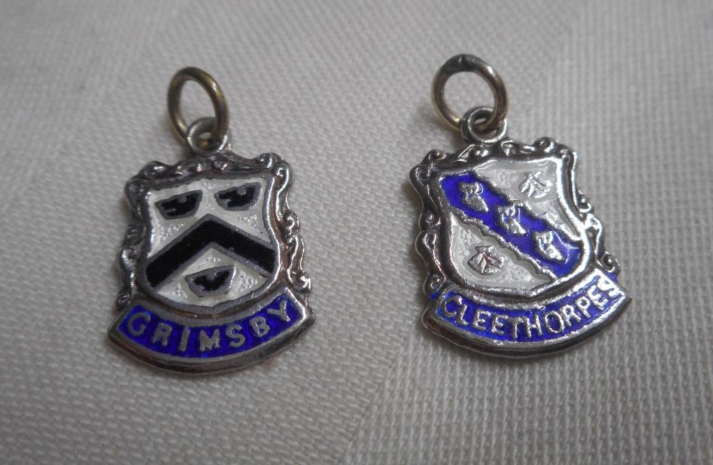 Zilveren set 2 vintage bedels schildjes nr.787, Overige merken, Verzenden, Zo goed als nieuw, 2 of 3 bedels