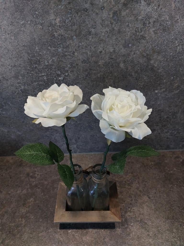 2 glazen flesjes met kunstrozen in rustiek houten bakje, Huis en Inrichting, Woonaccessoires | Kunstplanten en Kunstbloemen, Binnen