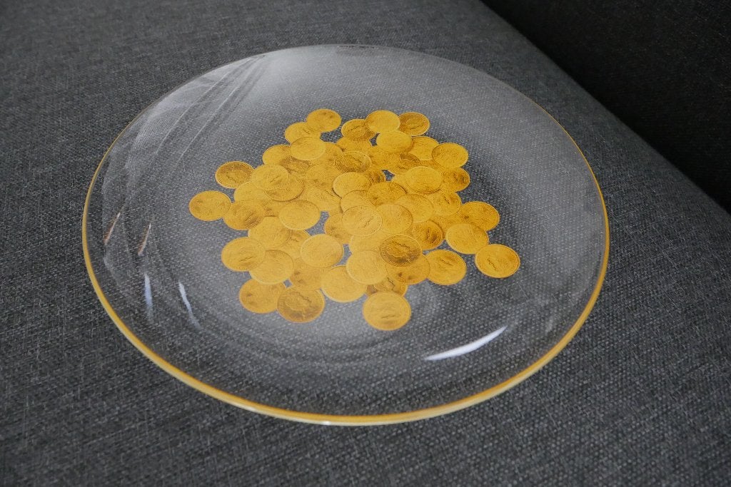 Glazen bord - Gouden Wilhelmina munten, Ophalen of Verzenden, Bord(en), Overige stijlen, Glas