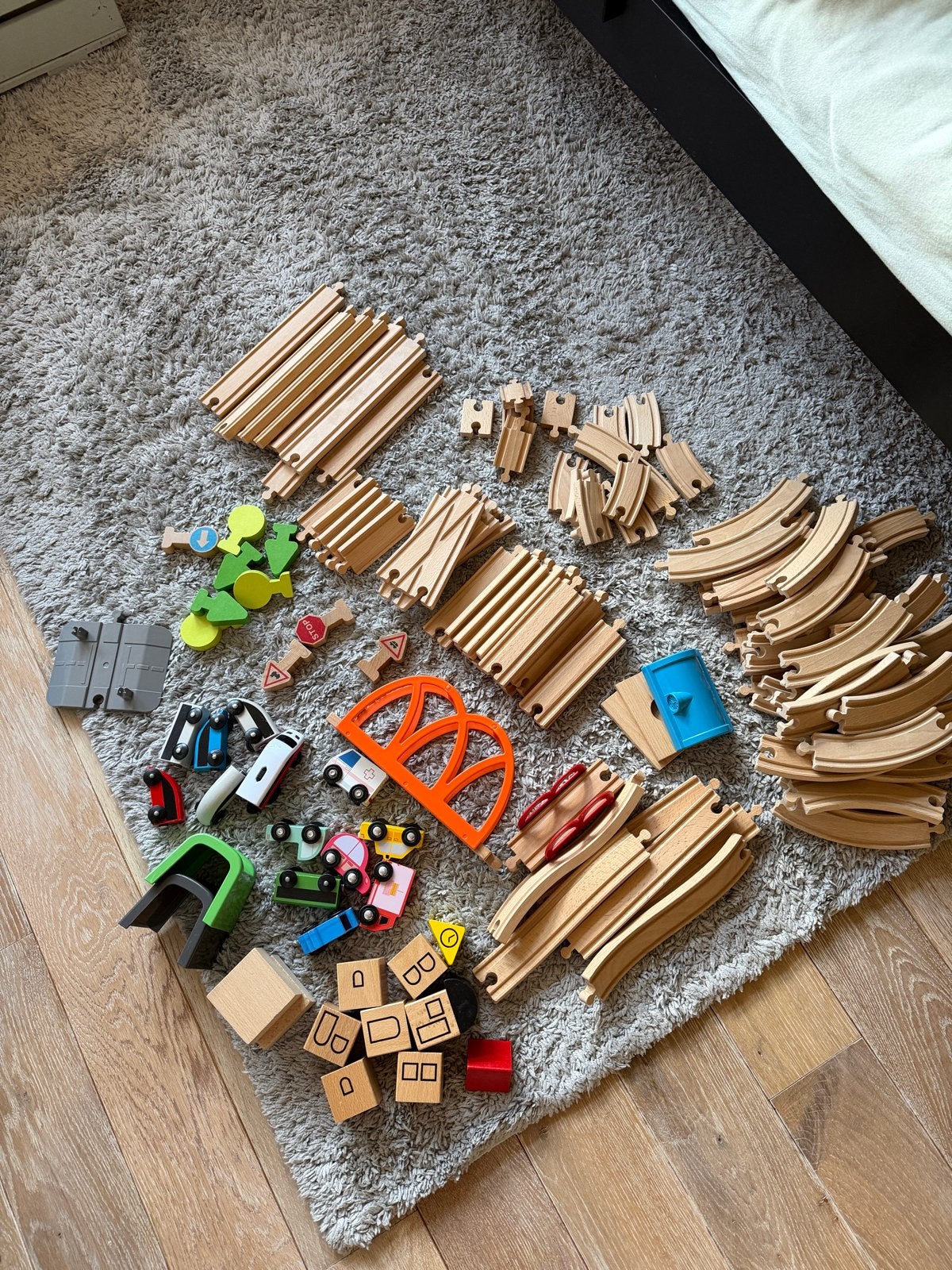 Grote set houten treinrails met accessoires en auto's, Kinderen en Baby's, Speelgoed | Speelgoedvoertuigen, Ophalen, Gebruikt