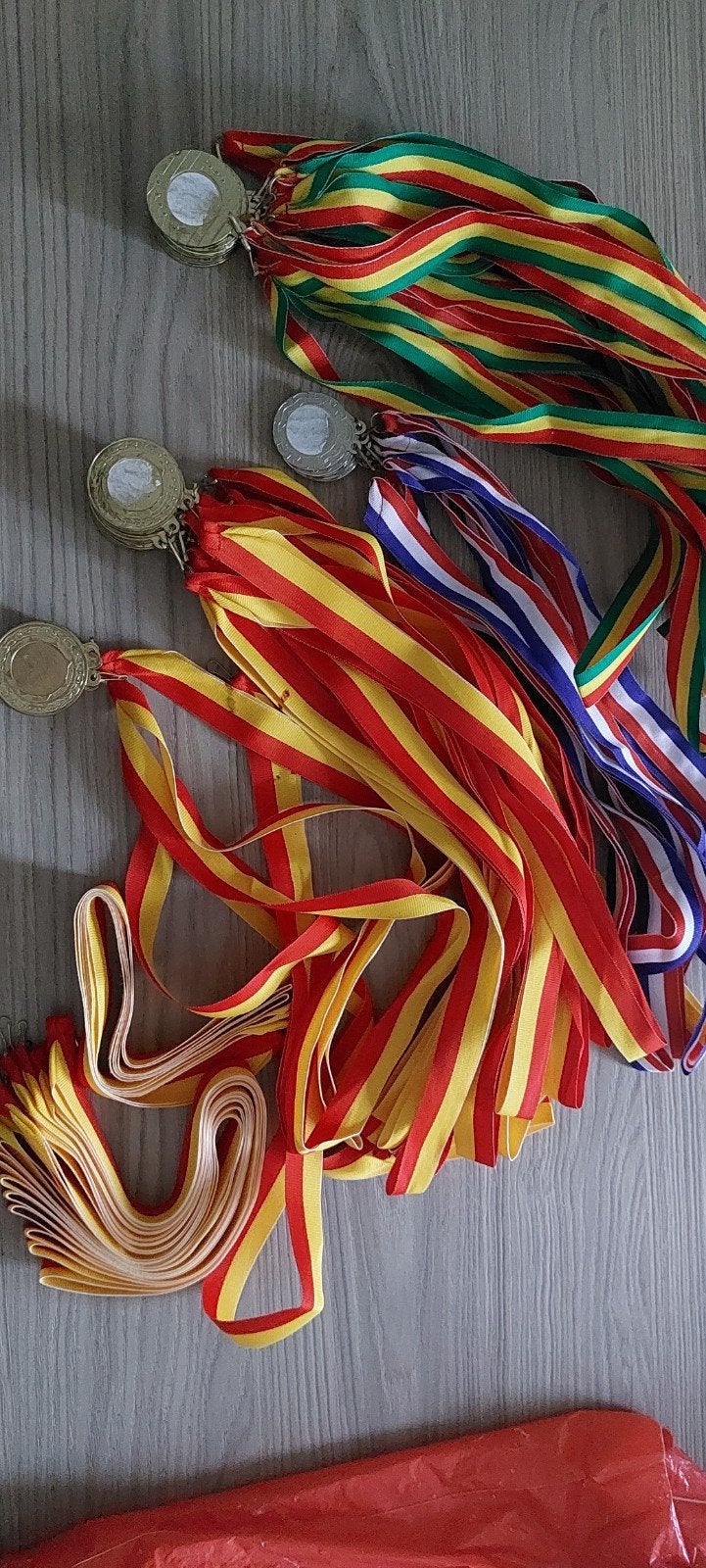 Diverse medailles met linten - Ideaal voor evenementen, Contacten en Berichten, Sport en Hobby oproepen