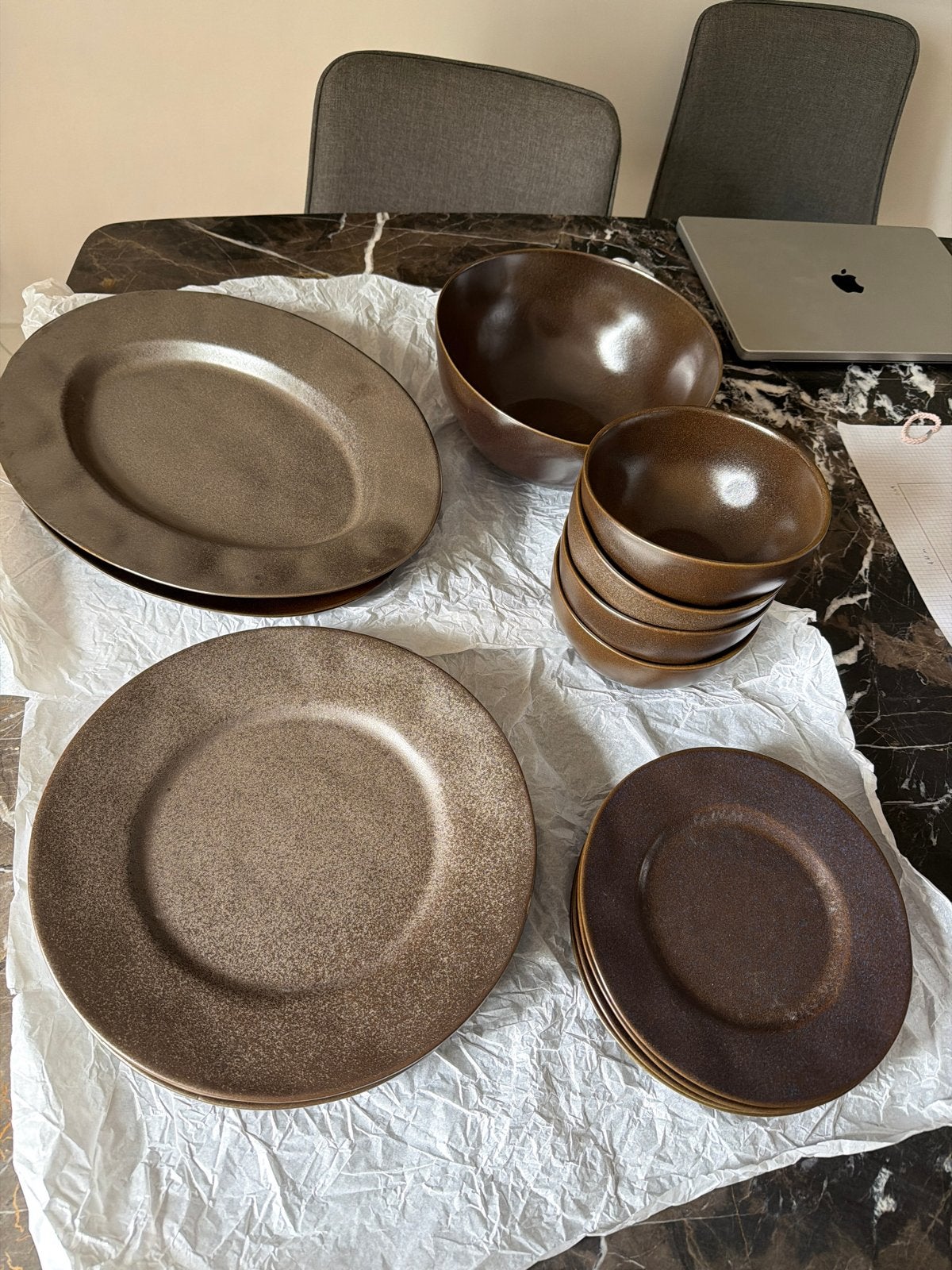 Crate and Barrel Handgemaakt Servies voor 4 Personen, Ophalen, Overige merken, Keramiek, Zo goed als nieuw