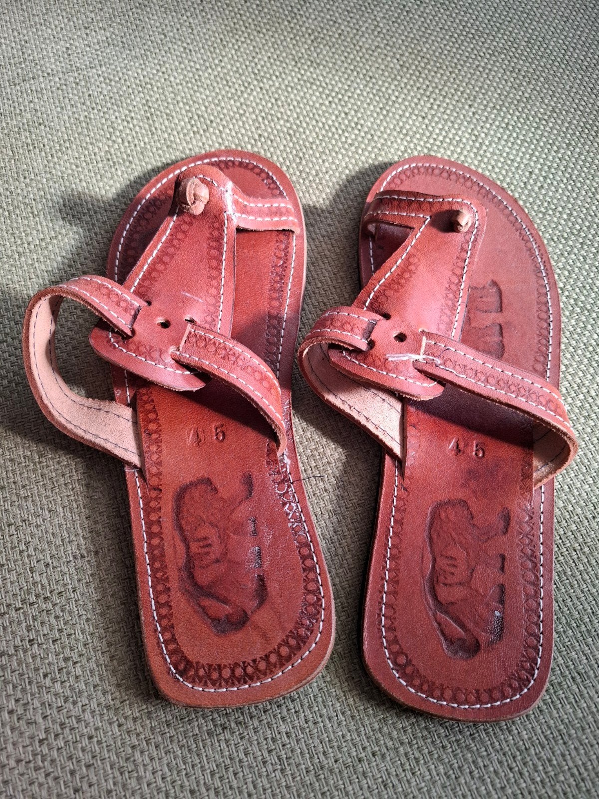 Leren slippers met olifant reliëf, maat 45, Sandalen, Bruin, Nieuw, Ophalen of Verzenden