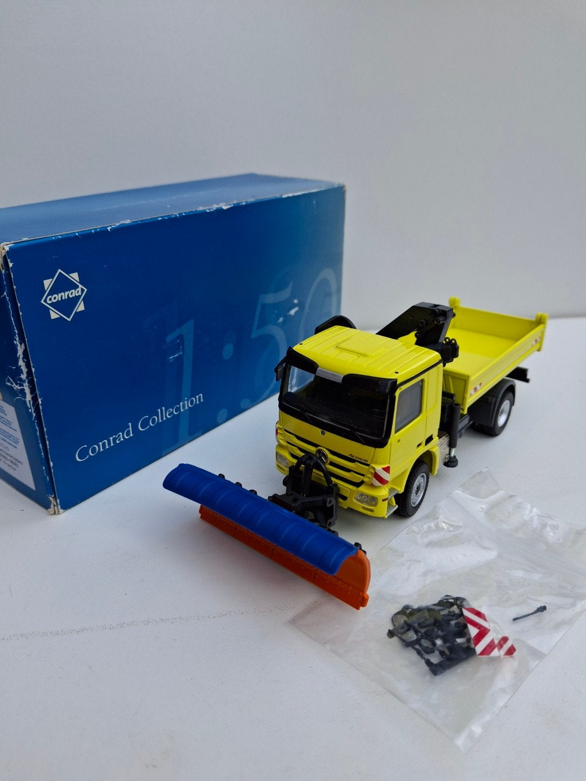 MERCEDES BENZ ACTROS MIT KRAN SCHNEEPLUG 1:50, Hobby en Vrije tijd, Modelauto's | 1:50, Ophalen of Verzenden, Zo goed als nieuw