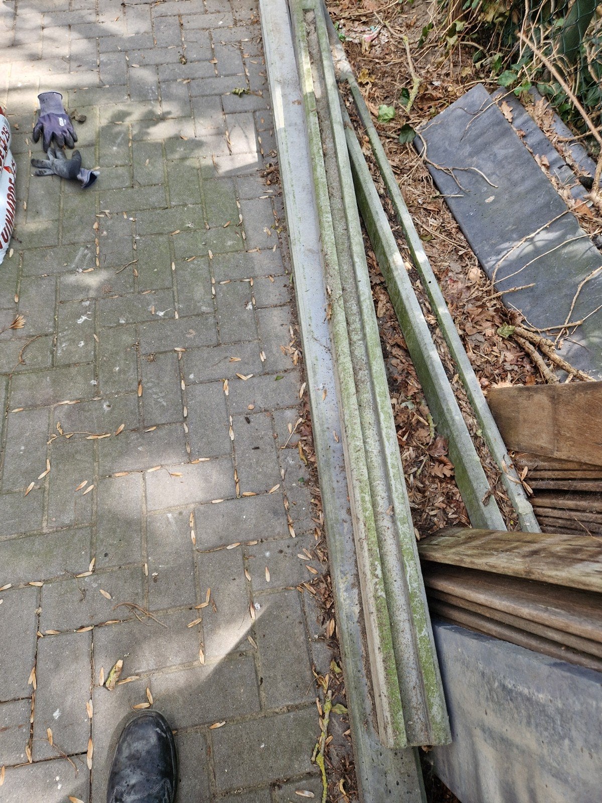 3 betonpalen en onderplaten voor schutting, Ophalen, Gebruikt