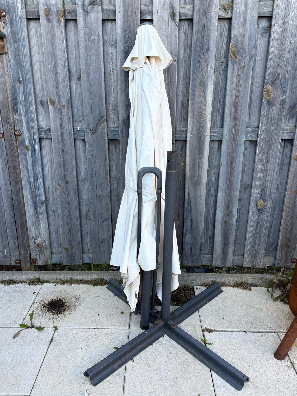 Gebruikte zweefparasol met voet - Gratis, Ophalen, Gebruikt, 2 tot 3 meter, Zweefparasol