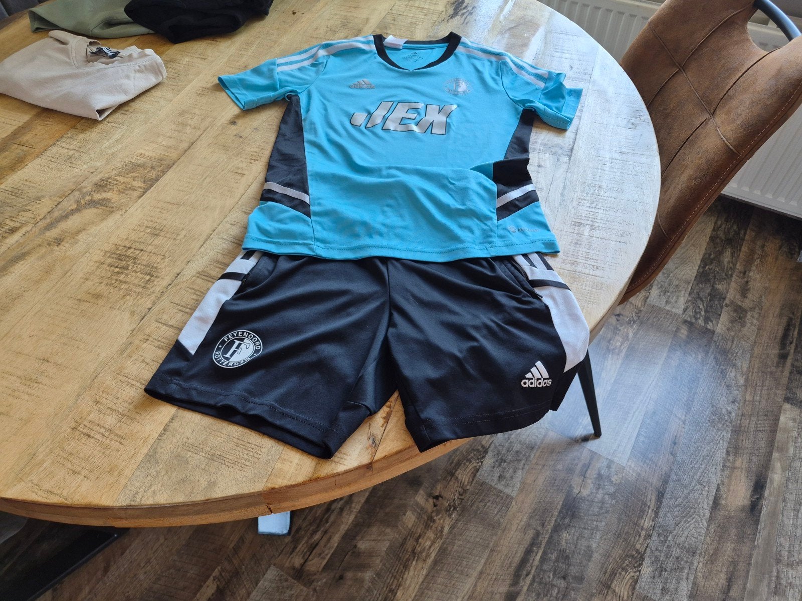 Feyenoord Trainingsset (Shirt en Broekje) - Maat M, Ophalen of Verzenden, Zo goed als nieuw, Adidas, Voetbal