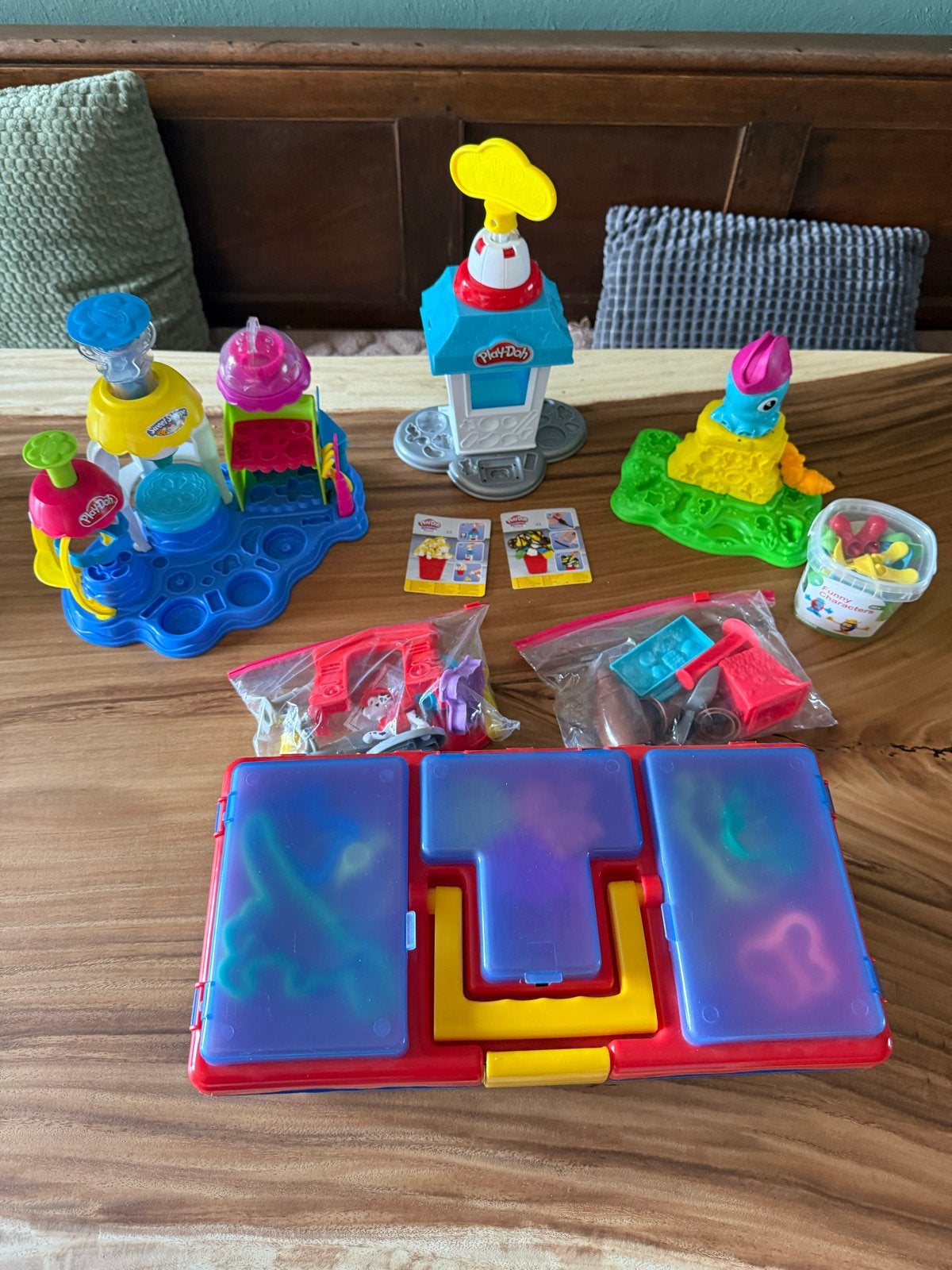 Play-Doh speelsets met veel accessoires en opbergkoffer, Ophalen of Verzenden, Zo goed als nieuw, Knutselen