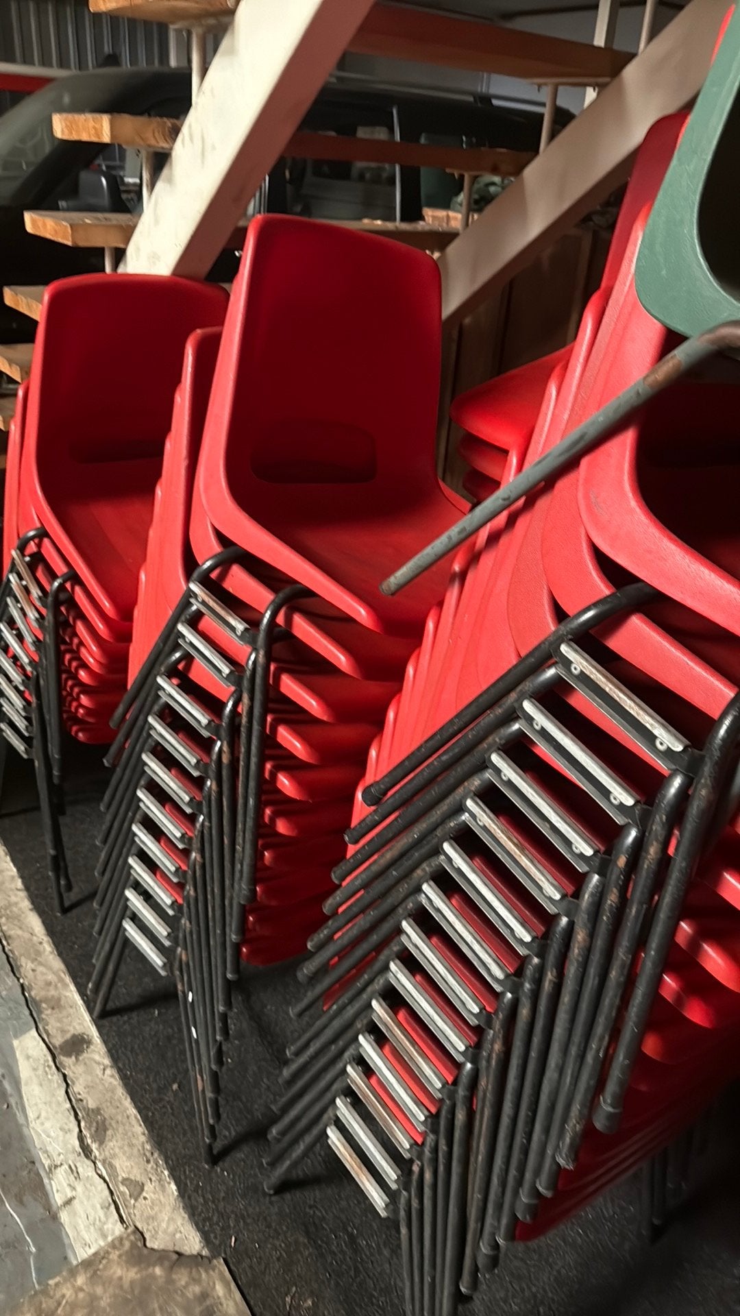 Partij stapelbare stoelen, Ophalen