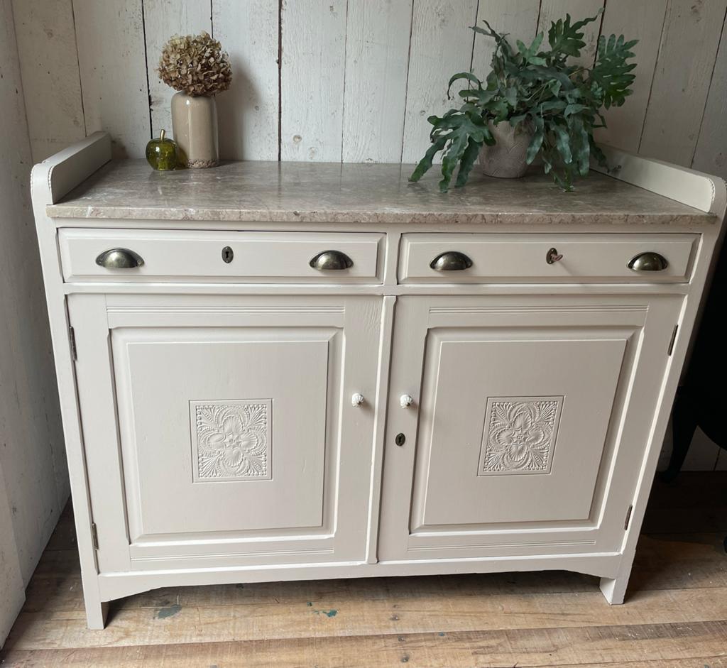 Gerestyled dressoir met marmeren blad, Huis en Inrichting, Kasten | Dressoirs, Ophalen, 100 tot 150 cm, Info@geenidee.nl, Geen idee