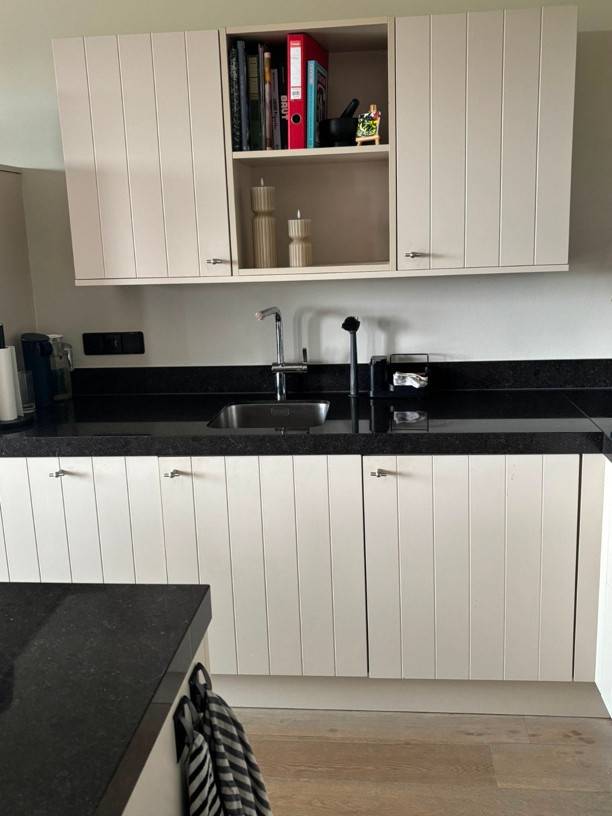 Moderne hoekkeuken met kookeiland en inbouwapparatuur, Huis en Inrichting, Keuken | Complete keukens, Ophalen, Graniet of Steen