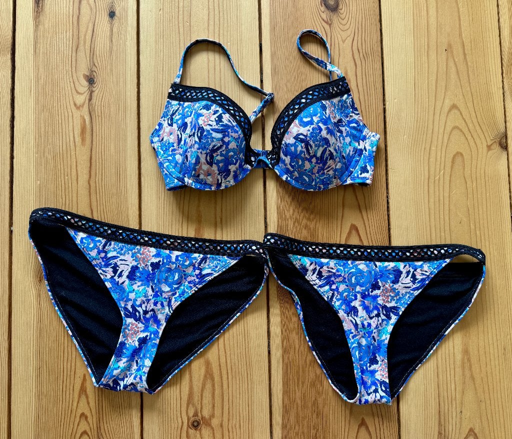 Bikini H&M (driedelig) - Blauw Bloem - maat 36 / 38 & 75 D, Kleding | Dames, Badmode en Zwemkleding, Zo goed als nieuw, Bikini