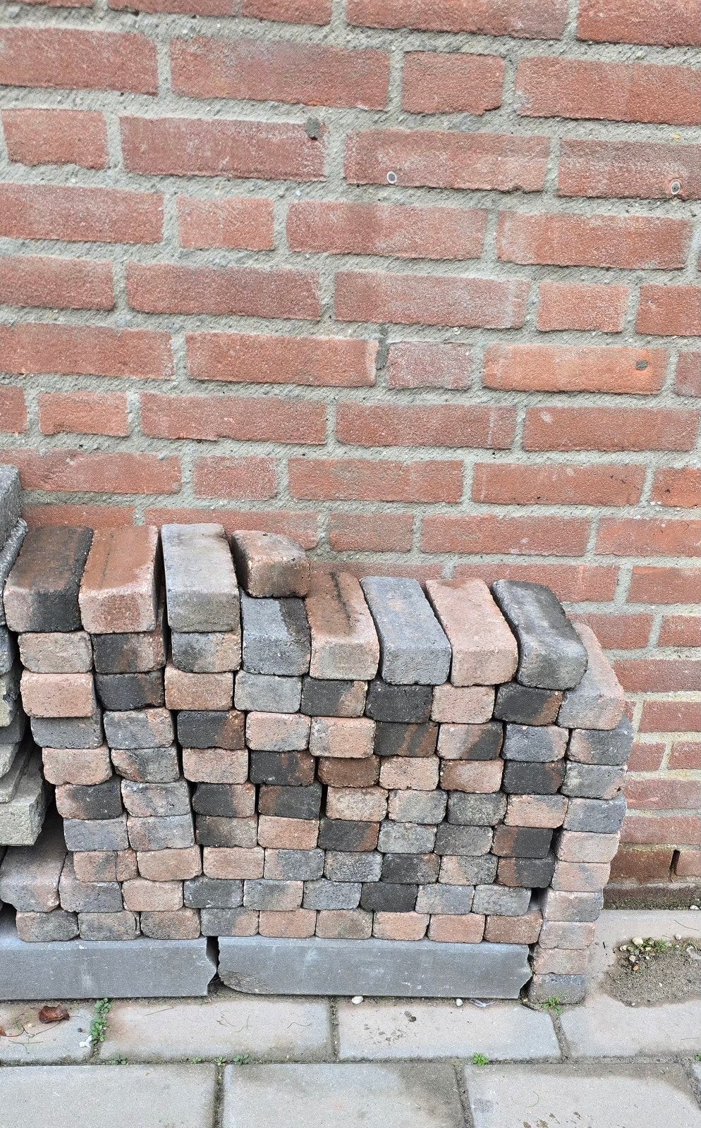 Gebruikte betonnen klinkers (rood/grijs) - 20x7x4,5 cm, Tuin en Terras, Ophalen, Gebruikt, Klinkers, Minder dan 5 m²