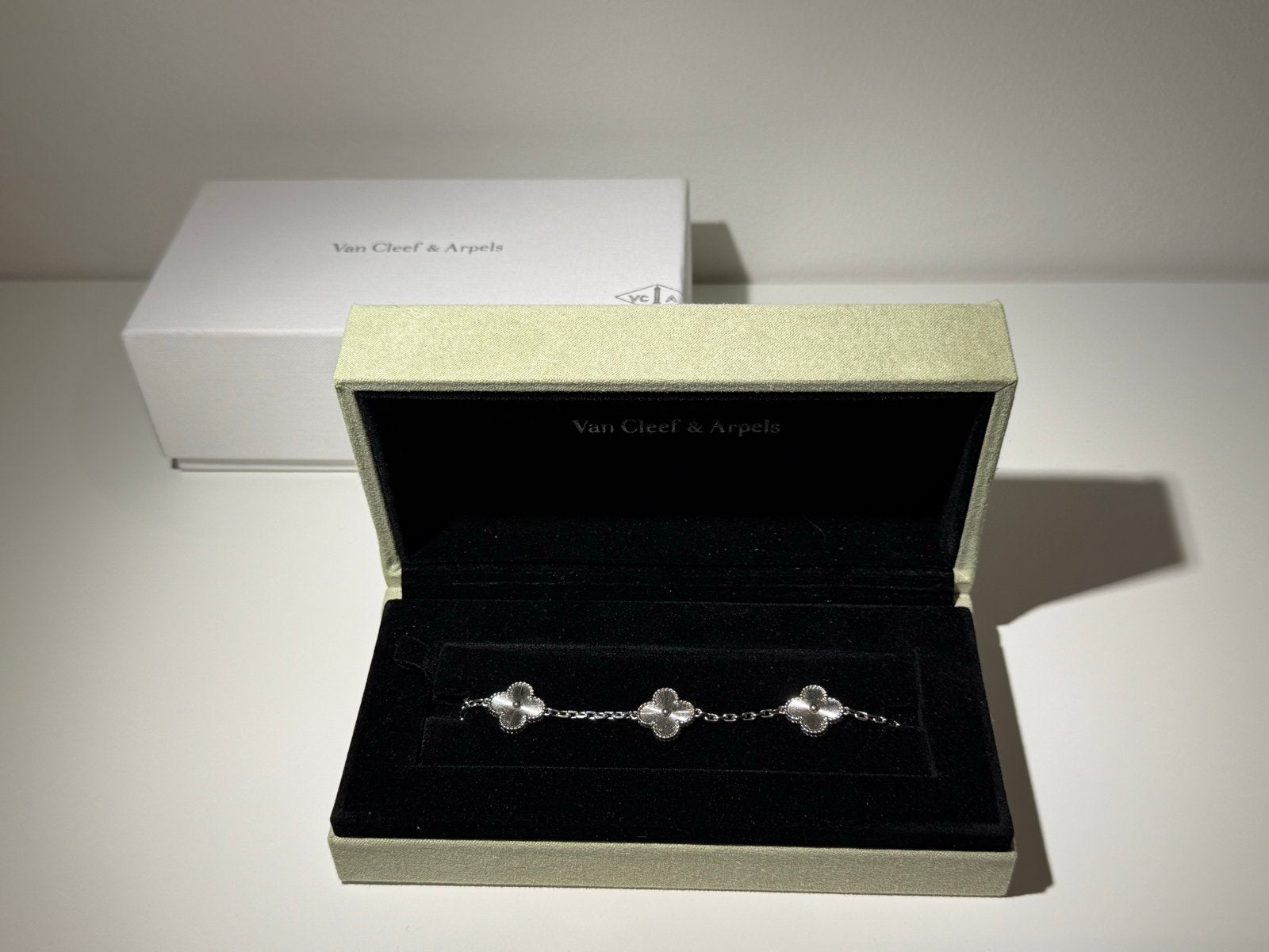 Van Cleef & Arpels Alhambra Armband - 19cm, Ophalen of Verzenden, Zo goed als nieuw, Zilver, Zilver