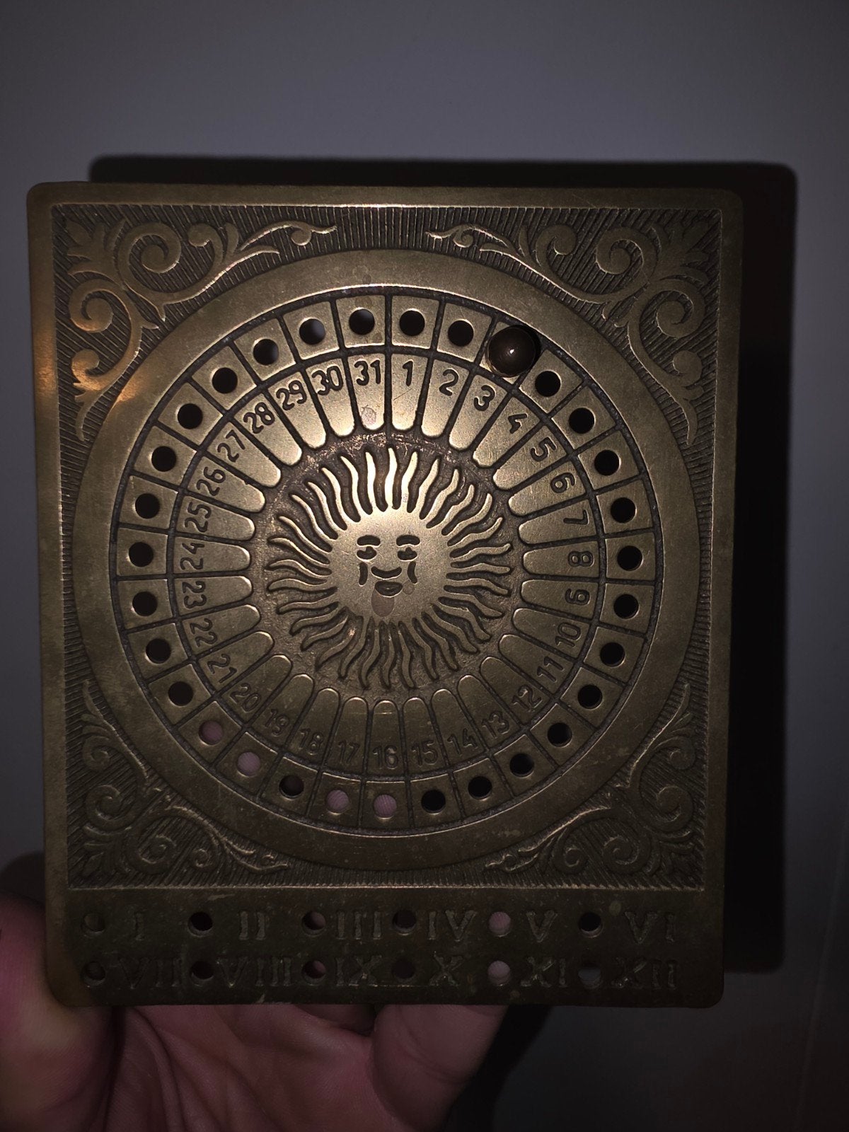 Antieke Messing Eeuwigdurende Kalender met Zon Gezicht, Ophalen of Verzenden