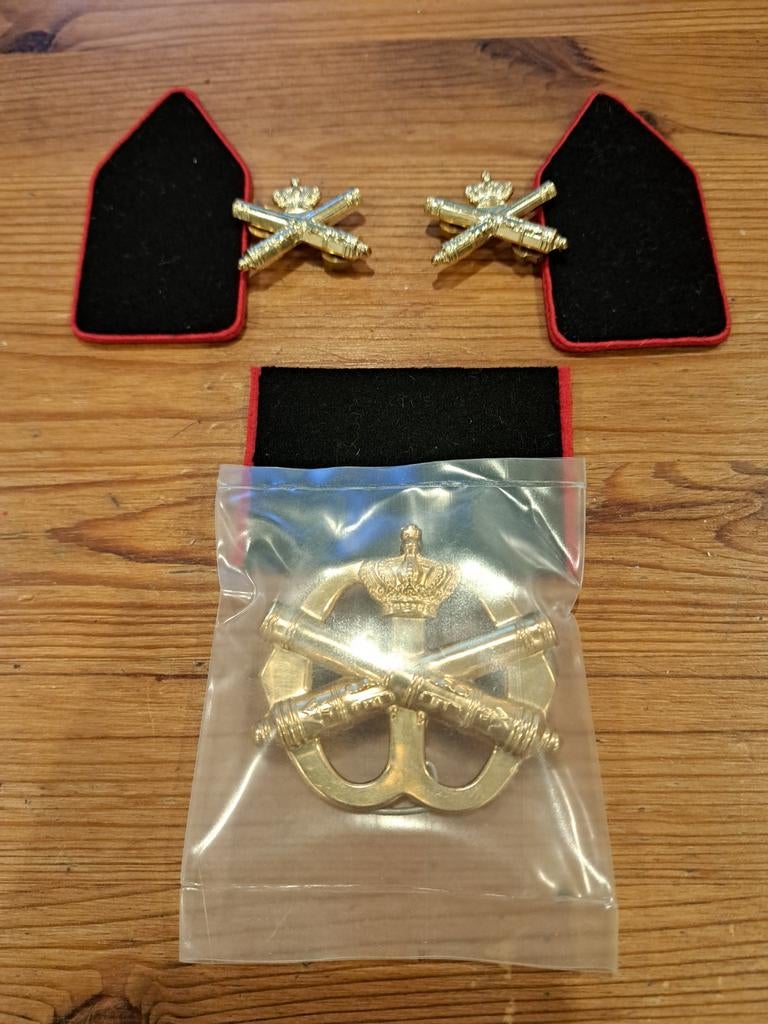 Baretembleem + kraagspiegels- Wapen der Artillerie, Verzamelen, Ophalen of Verzenden, Landmacht, Nederland, Embleem of Badge
