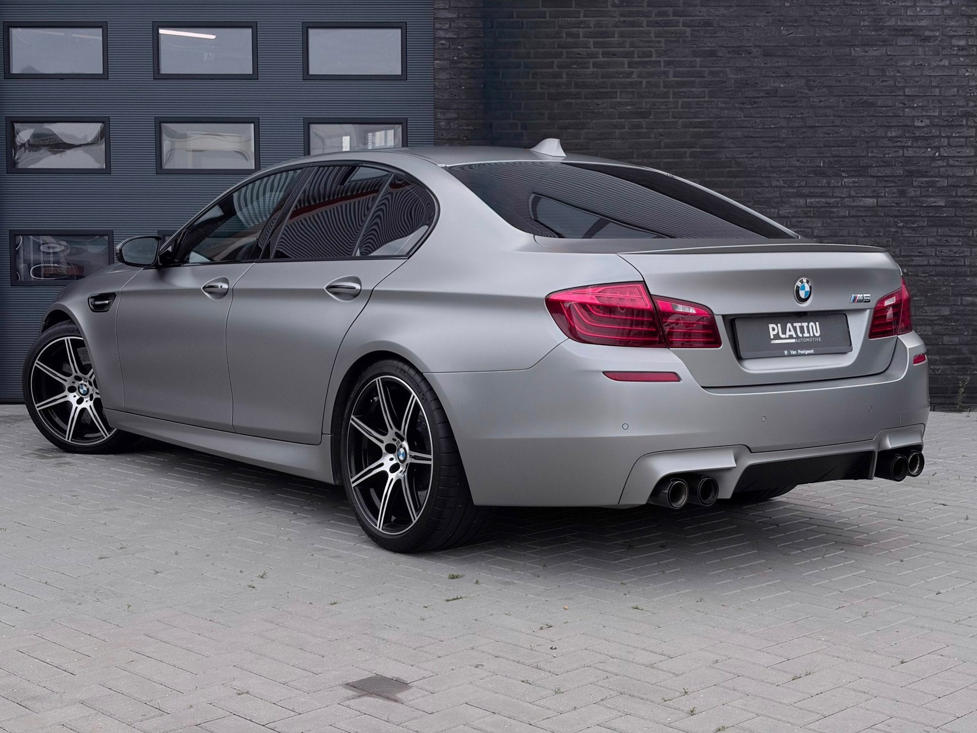 BMW 5-serie M5 30 Jahre|1/300|Keramisch|Akra|Softclose|VOLL, Auto's, Automaat, Dealer onderhouden, Achterwielaandrijving, Gebruikt