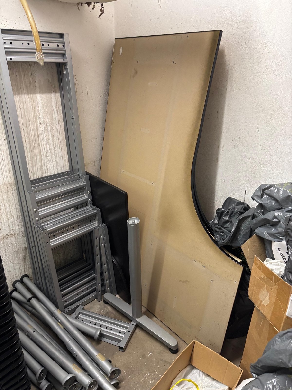 Ikea Galant bureaus met diverse onderdelen - Gratis af te ha, Huis en Inrichting, Bureaus, Ophalen, Gebruikt, Spaanplaat of MDF