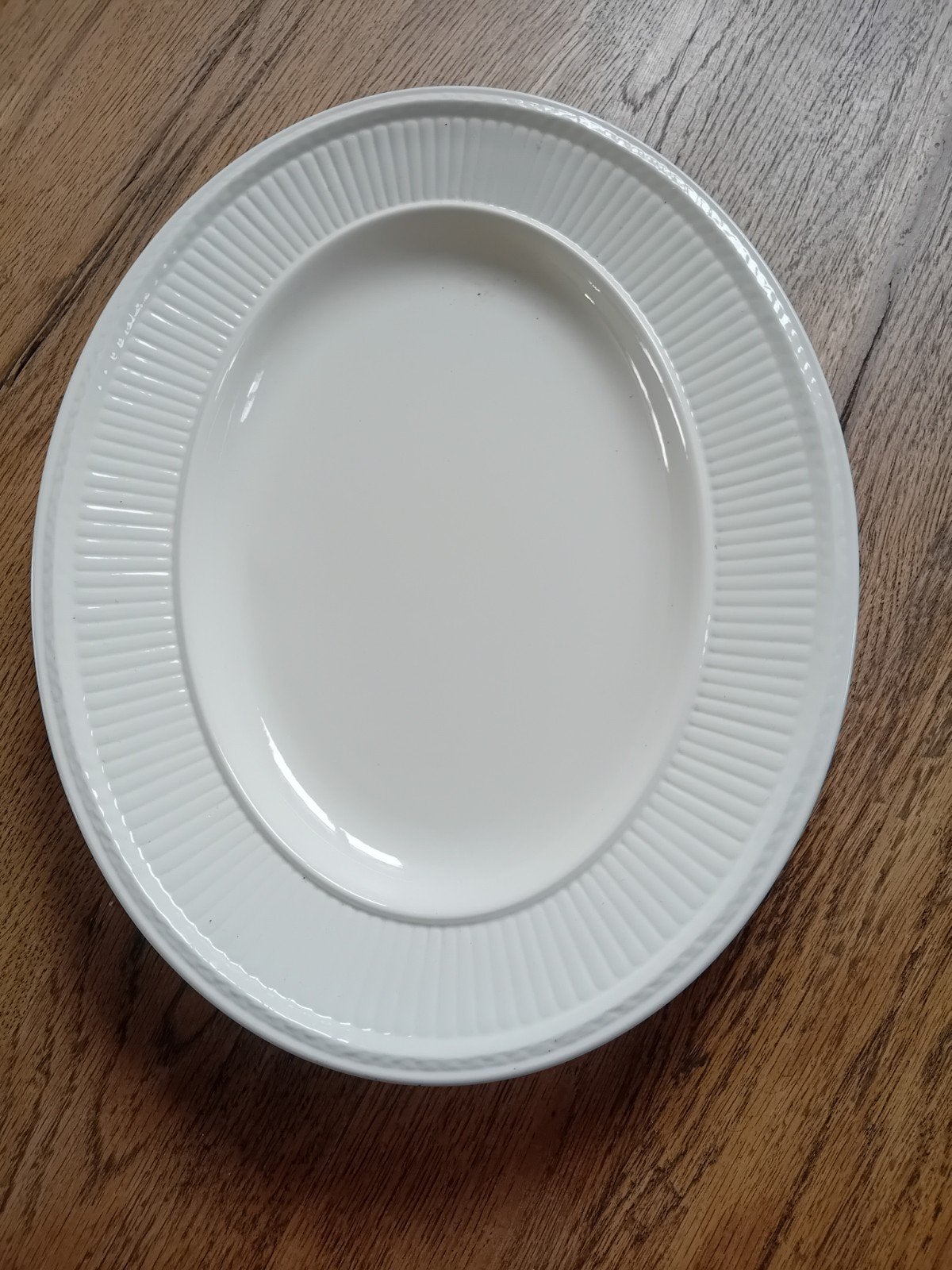 • Wedgwood Edmee. Grote platte ovale schaal 35 cm x 26 cm, Ophalen of Verzenden, Wedgwood, Porselein, Schaal of Schalen