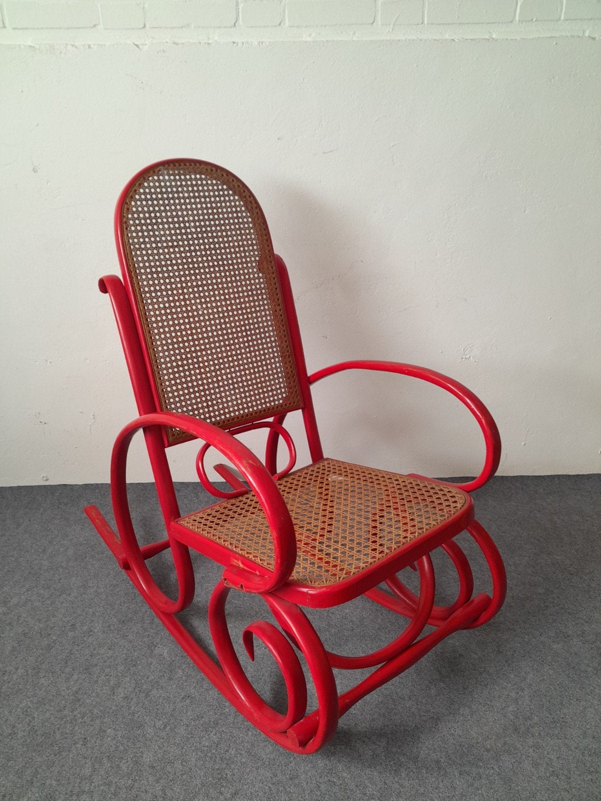 Vintage Thonet schommelstoel, rood, met rieten zitting, Ophalen