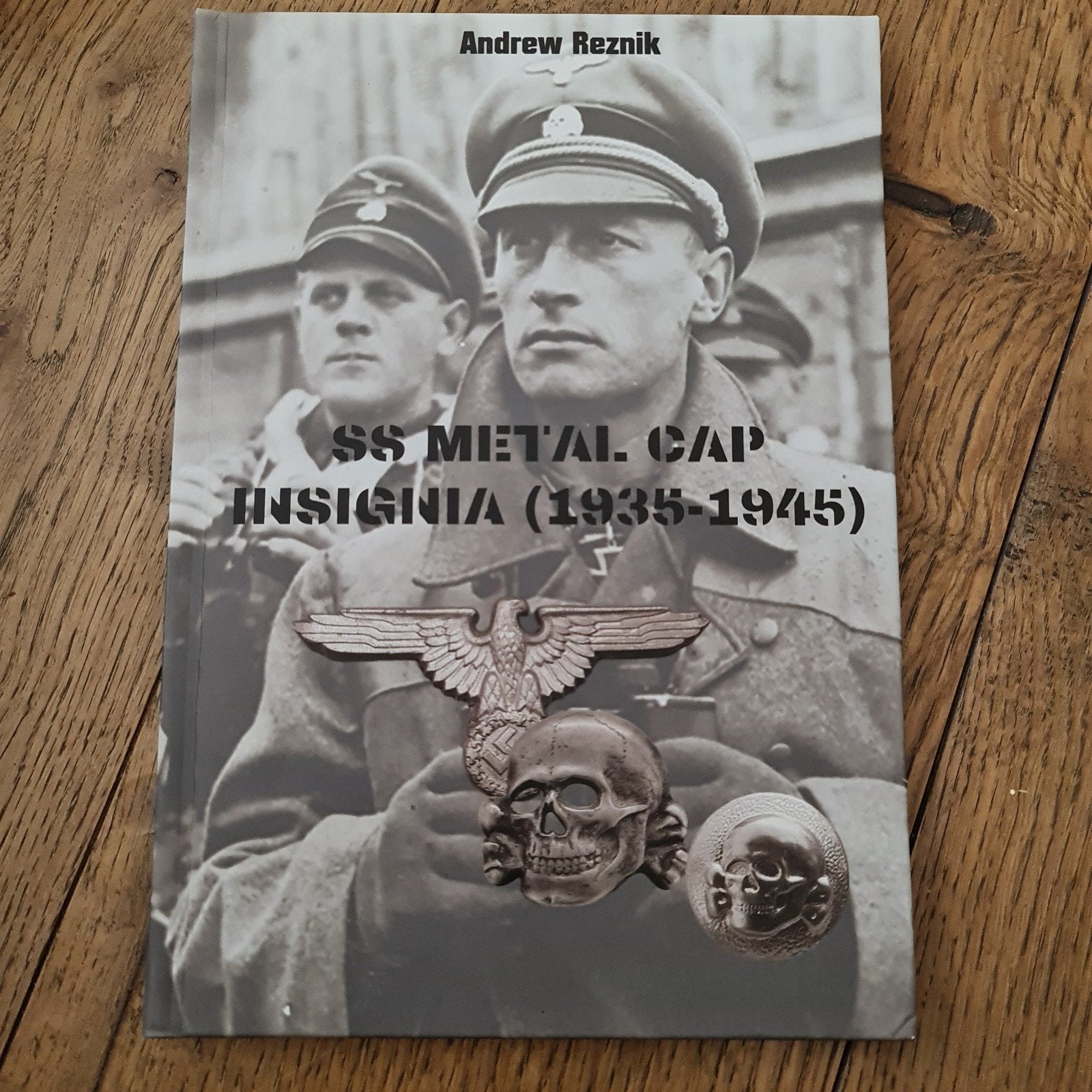 Ss metal cap insignia 1935 - 1945, Verzamelen, Militaria | Tweede Wereldoorlog, Ophalen of Verzenden, Nederland, Boek of Tijdschrift