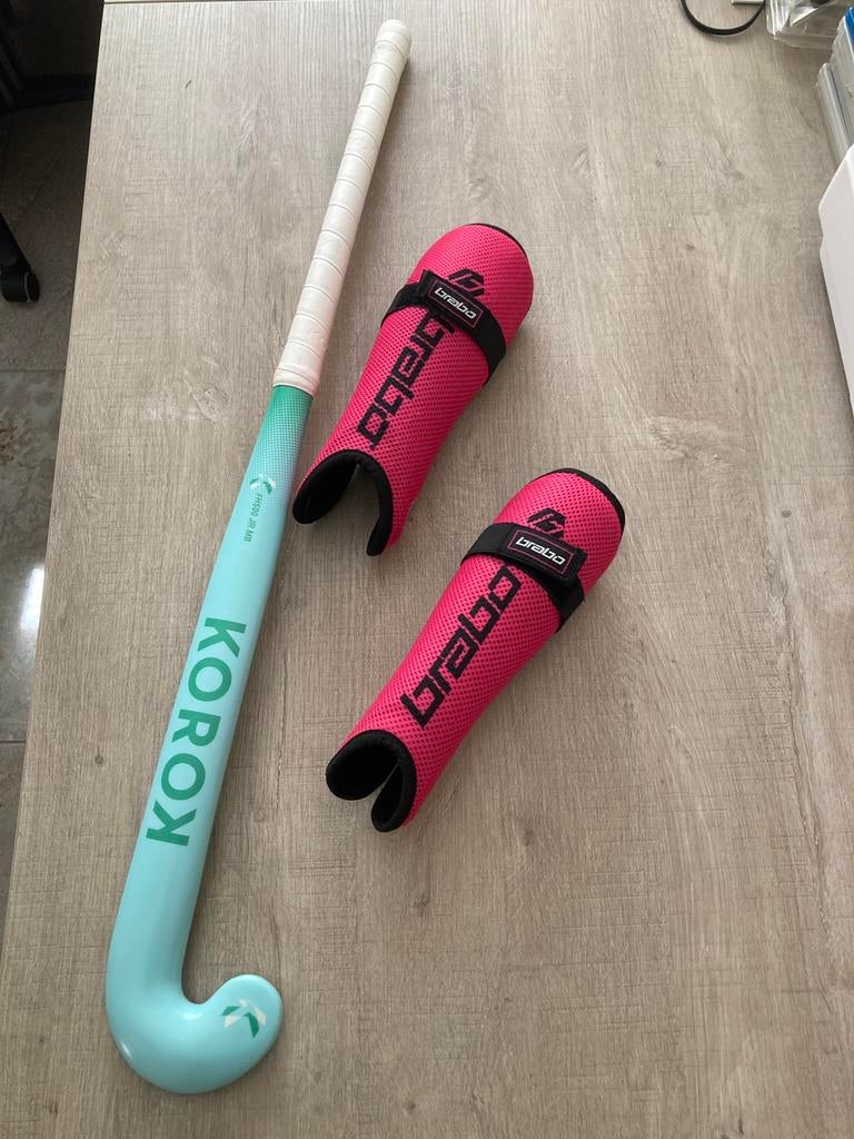Hockeystick en scheenbeschermers (kinderen ongeveer 8 jaar), Sport en Fitness, Hockey, Ophalen, Zo goed als nieuw