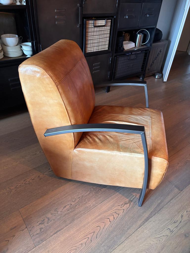 Leren fauteuil met metalen frame - Cognac kleur, Gebruikt, Ophalen of Verzenden, Modern, 50 tot 75 cm