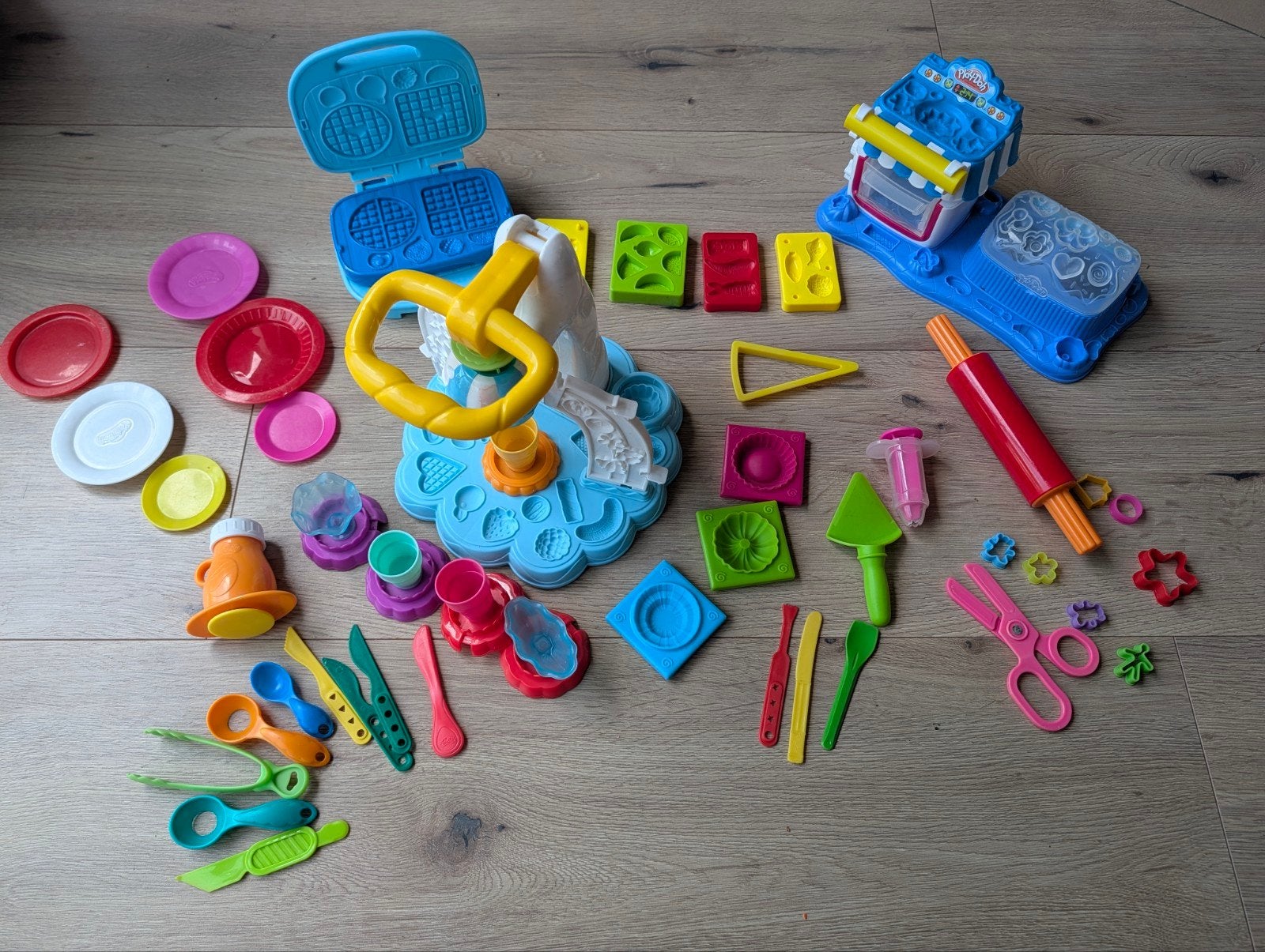 Grote Play-Doh set met wafelijzer, ijssalon en accessoires, Ophalen, Gebruikt, Jongen of Meisje