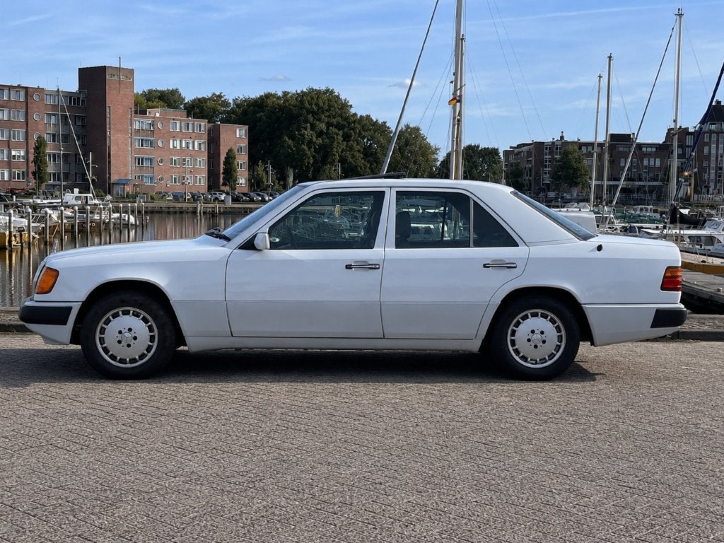 Mercedes-Benz 200-Serie 2.0 200 E AUT U9 1989 Wit, Auto's, Automaat, Achterwielaandrijving, 118 pk, 4 cilinders