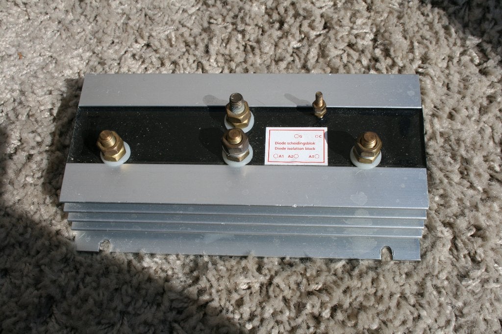 Diode scheidingsblok 110 Amp voor 3 Accubanken met comp.diod, Ophalen of Verzenden, Zo goed als nieuw, Motor en Techniek