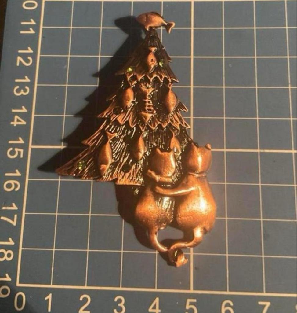 Broche katjes bij kerstboom, Ophalen of Verzenden, Nieuw