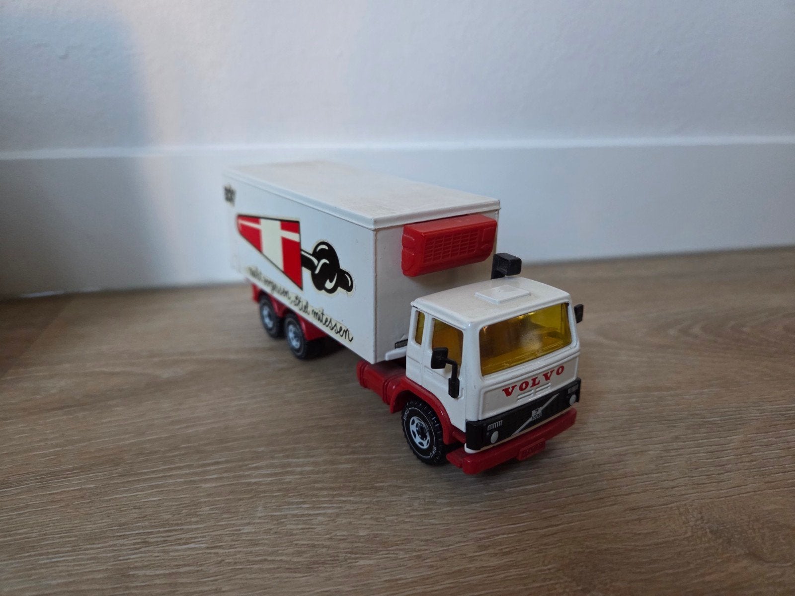 Siku Volvo F7 Langnese Lacky 1:55, Ophalen of Verzenden, Gebruikt, Bus of Vrachtwagen, SIKU