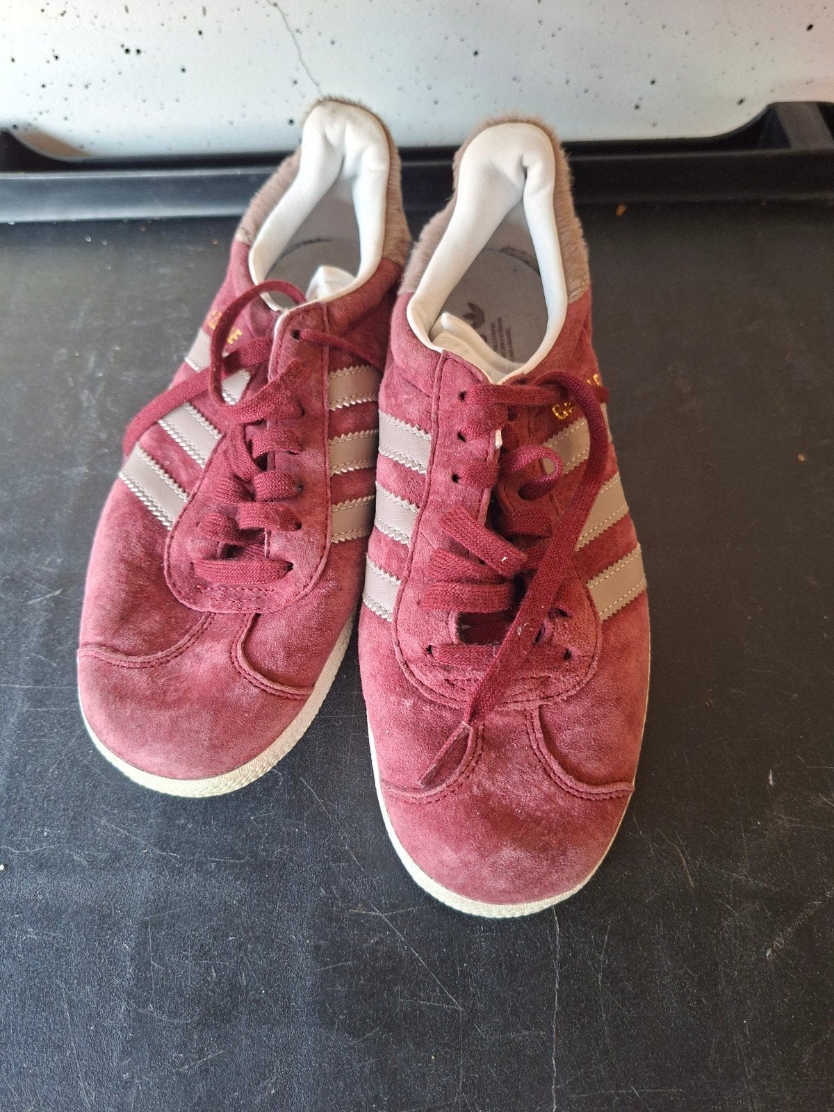 Adidas Gazelle sneakers maat 36,5 - Bordeauxrood met bont, Kleding | Dames, Schoenen, Adidas, Ophalen of Verzenden, Sneakers of Gympen