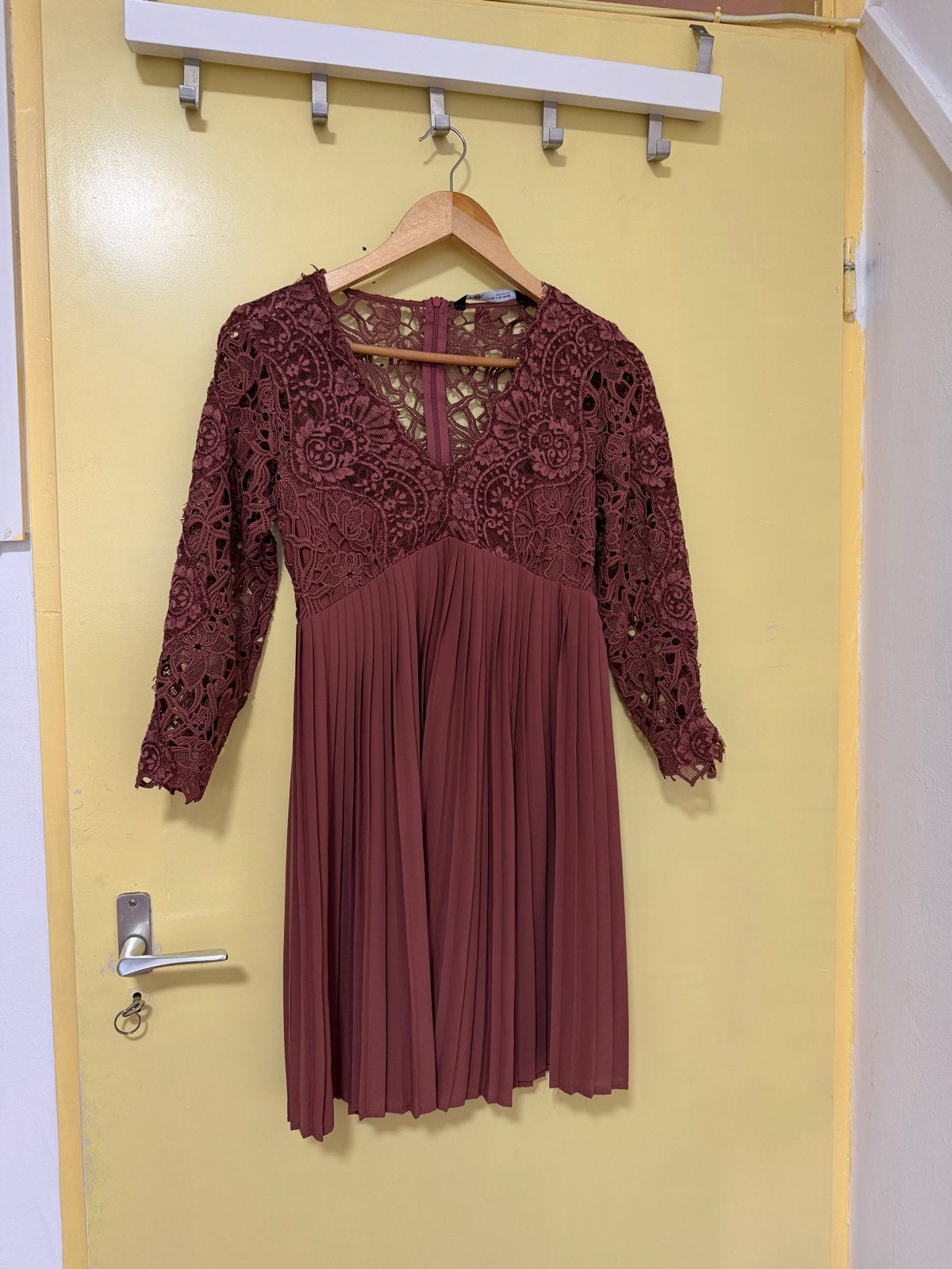 Zara kanten jurk met plooirok - Bordeauxrood, Ophalen of Verzenden, Zo goed als nieuw, Knielengte, Maat 34 (XS) of kleiner
