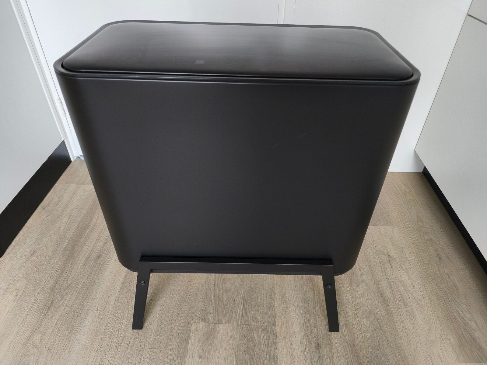 Te koop, mooie zwarte afvalbak op pootjes., Huis en Inrichting, Woonaccessoires | Prullenbakken, 40 liter of meer, Ophalen, Metaal