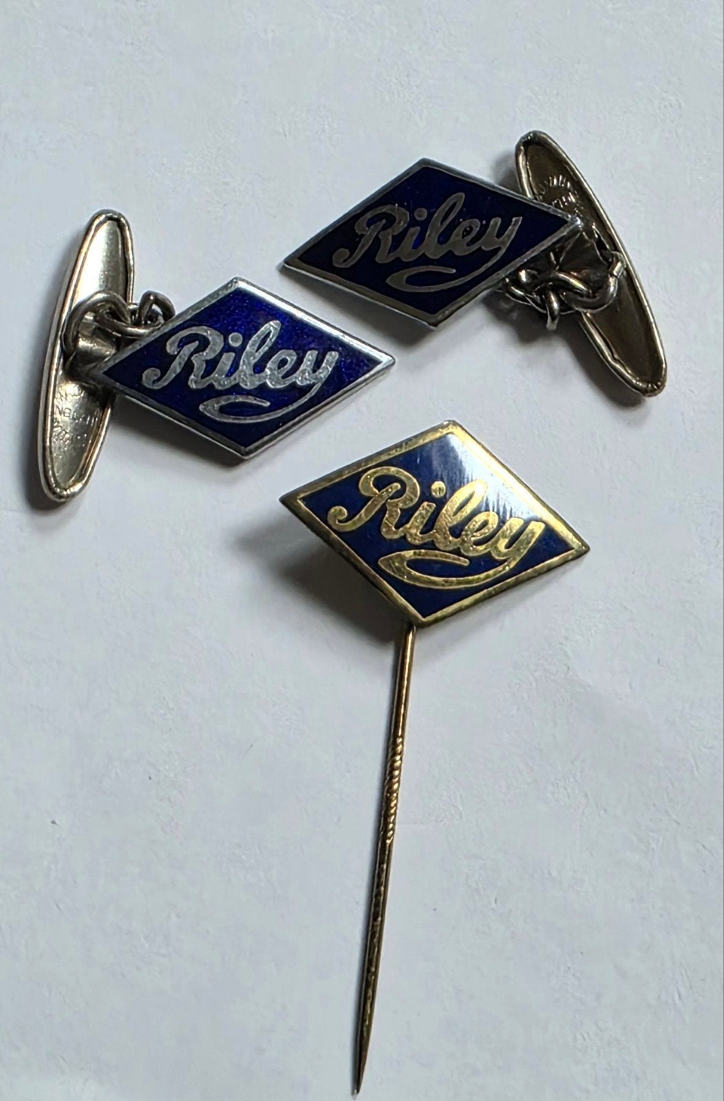 072) ORIGINELE GEËMAILLEERDE PIN RILEY + 2 manchetknopen, Verzenden, Zo goed als nieuw, Transport, Speldje of Pin