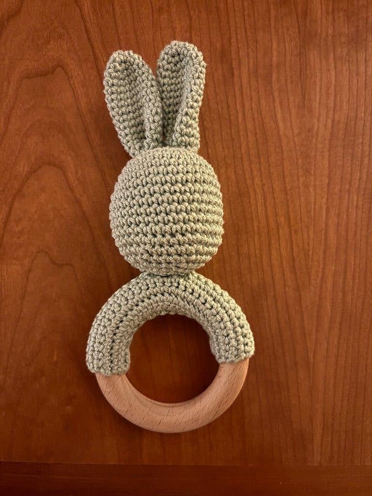 Houten rammelaar konijn gebreid met ring handvat, Ophalen, Zo goed als nieuw, Rammelaar, Met geluid