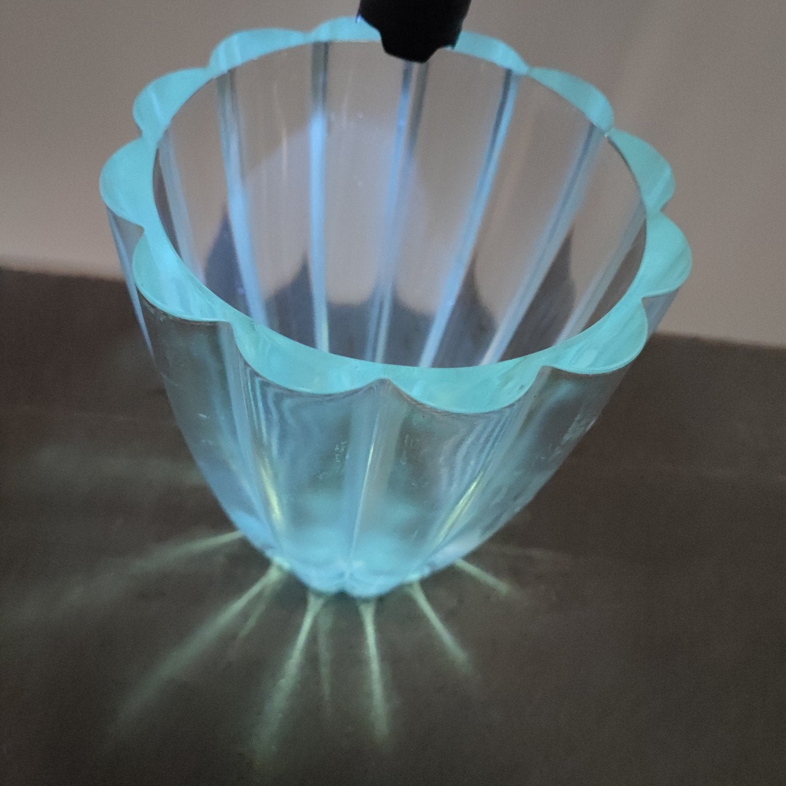 Prachtige Art Deco Vaas met oplichtend glas onder uv licht., Ophalen of Verzenden