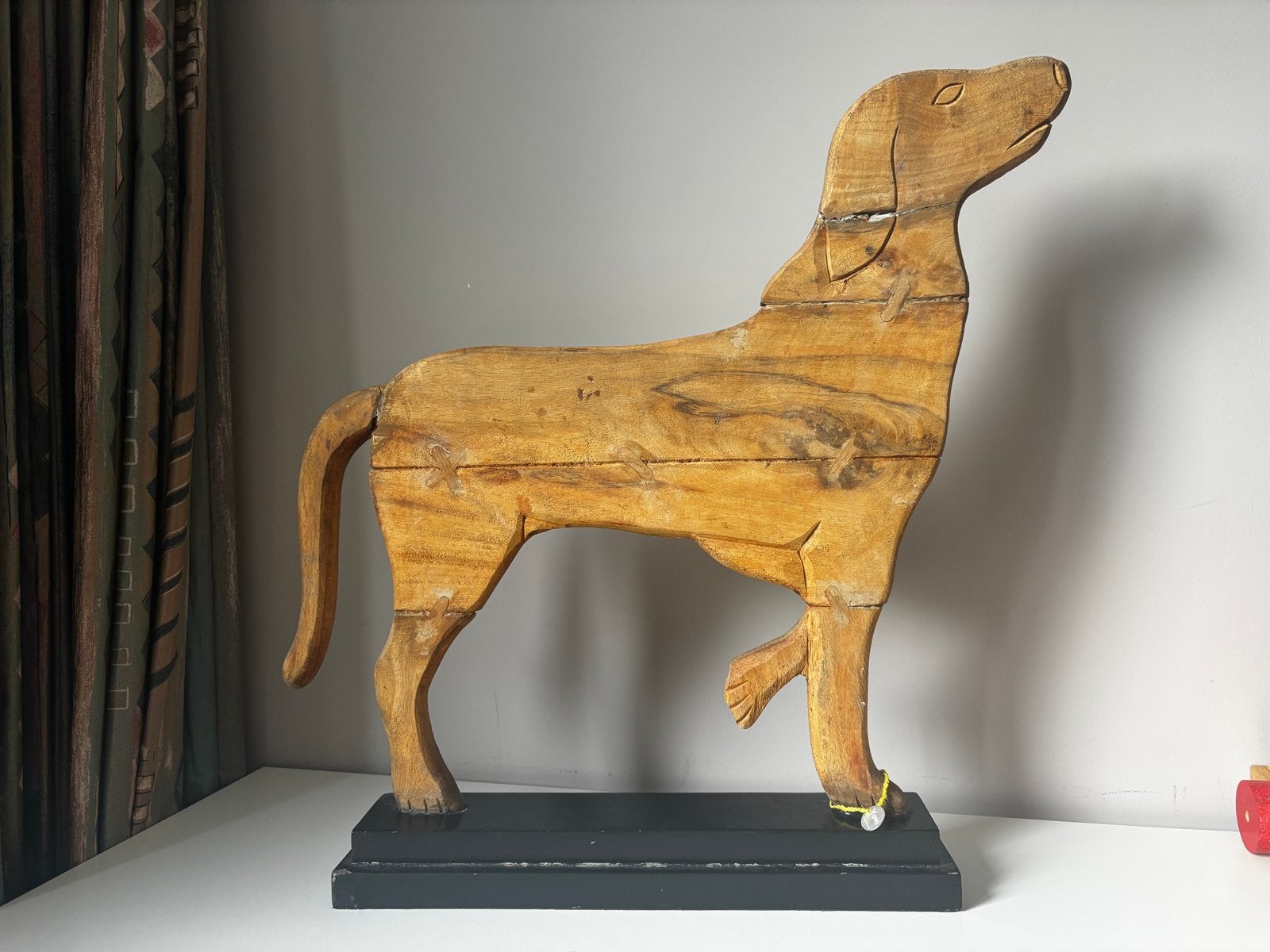 Houten hond sculptuur op sokkel - Handgemaakt, Antiek en Kunst, Ophalen of Verzenden, 20 - 50 cm, Beeld, Hout