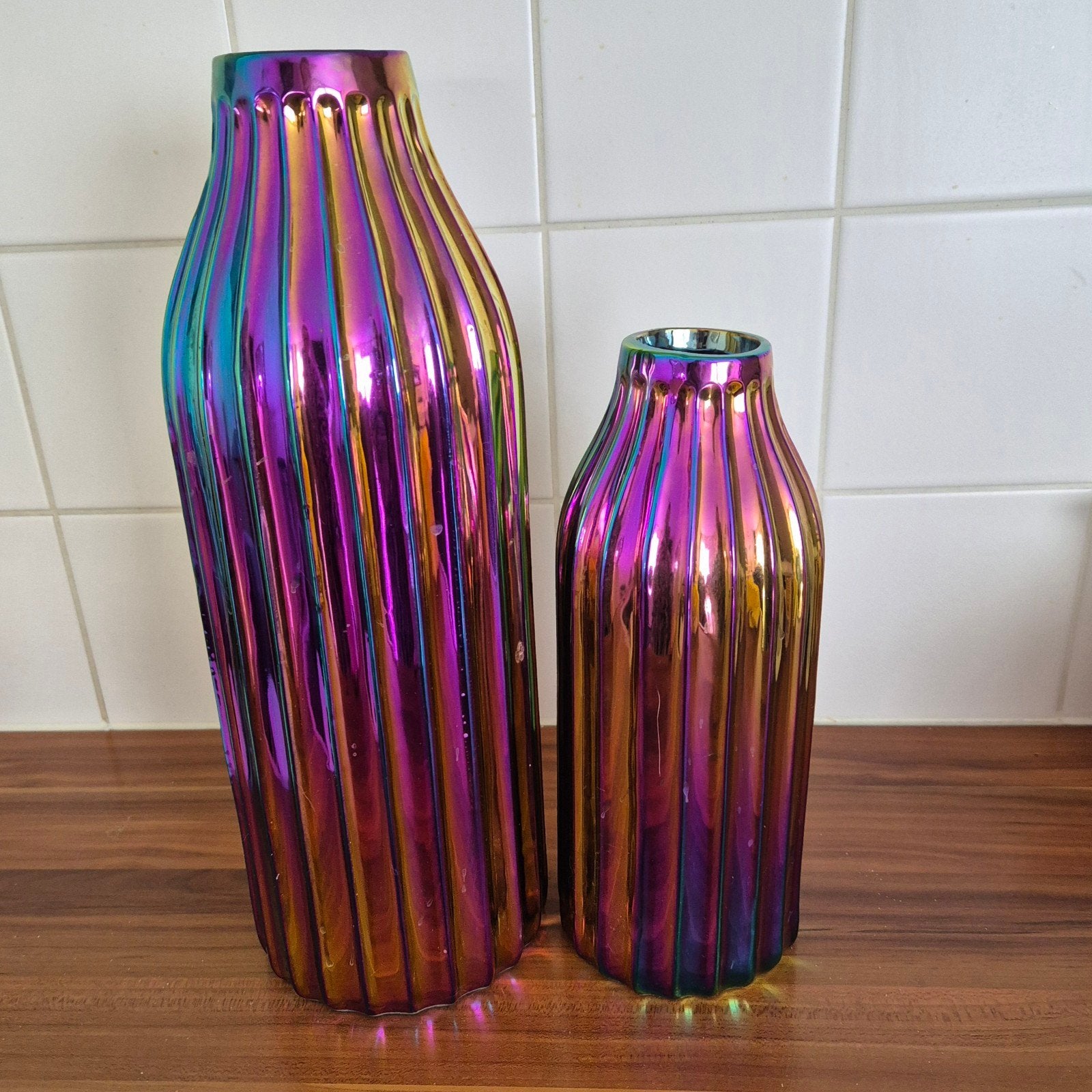 Twee vazen met een iriserende afwerking die van kleur verand, Ophalen, Overige kleuren, Aardewerk of Porselein, Minder dan 50 cm