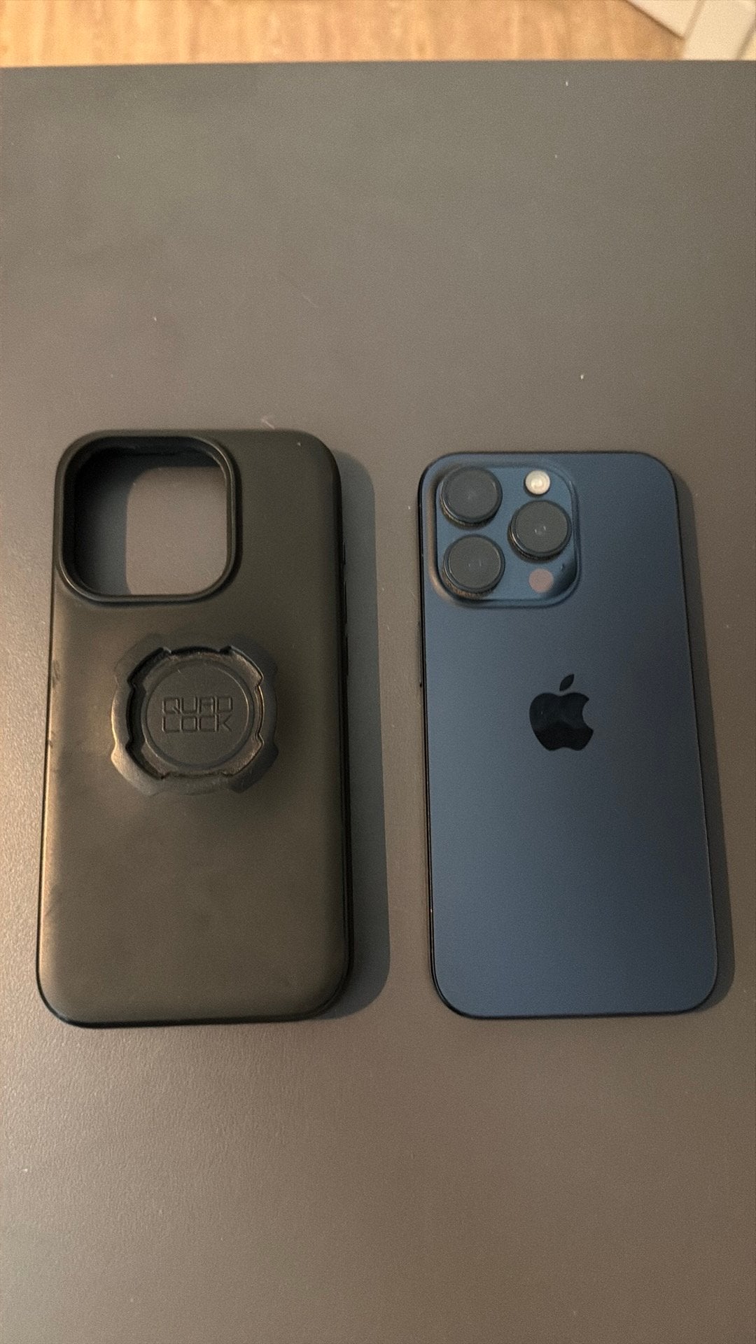 Iphone 15 pro 128gb + quad lock hoesje, Rondom bescherming, Blauw, Ophalen of Verzenden, Zo goed als nieuw