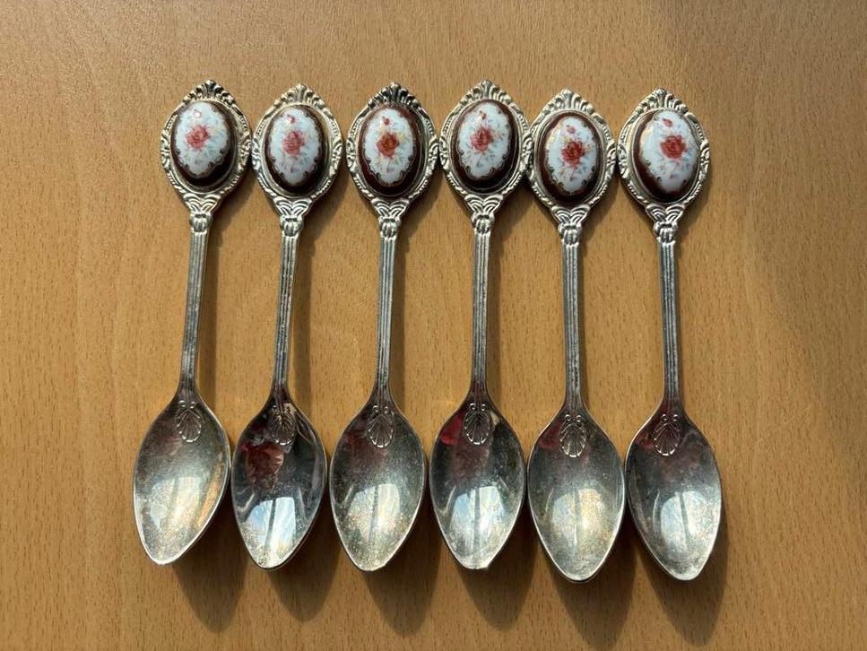 Set van 6 verzilverde lepeltjes met rozen-decor, Antiek en Kunst, Antiek | Bestek, Ophalen of Verzenden